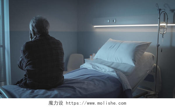 凄凉寂寞的老年人坐在医院的病床上回顾老年人护理和住院的理念